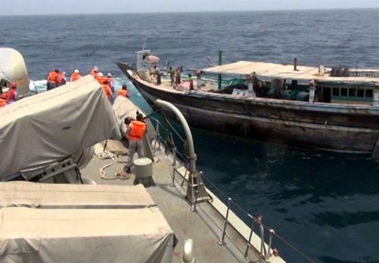 نجات لنج ایرانی توسط ناو ارتش در دریای عمان