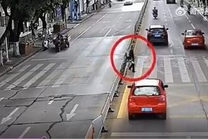 یک خودرو شاسی‌بلند دو نفر را ناک‌اوت کرد!
