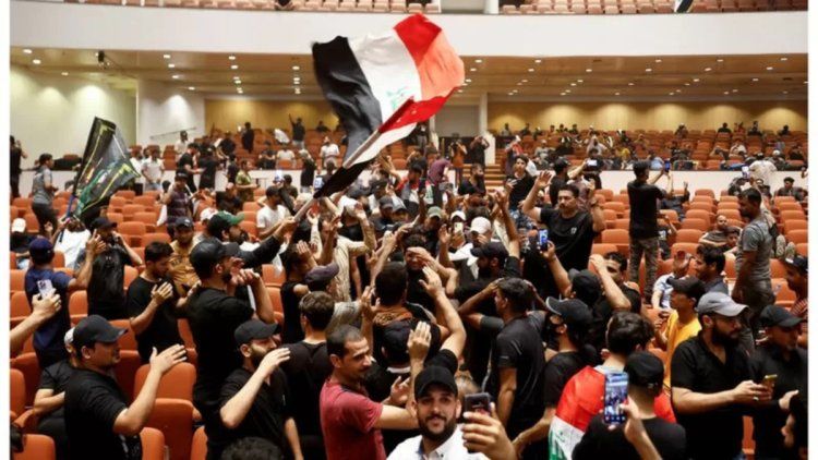حامیان صدر دیوار پارلمان عراق را به آتش کشیدند