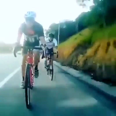 پشتک زدن مرگ‌بار دوچرخه سوار وسط مسابقه