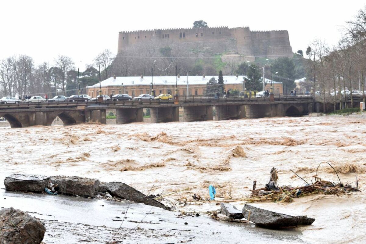 طغیان خرم‌رود و زیر آب رفتن پل‌ها در خرم‌آباد