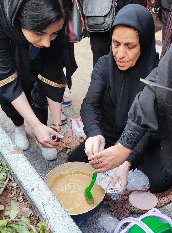استایل متفاوت دو خانم‌ در عزاداری بازار تهران 