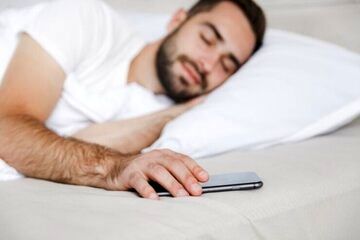 خوابیدن کنار موبایل خطرناک است؟