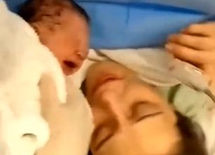 واکنش استثنایی نوزاد تازه متولد شده به بوسه مادرش