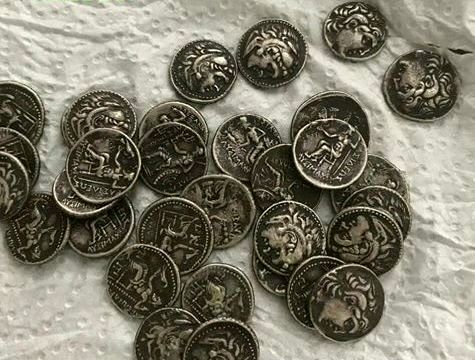 کشف ۱۲ سکه تاریخی از منزل شخصی در قم