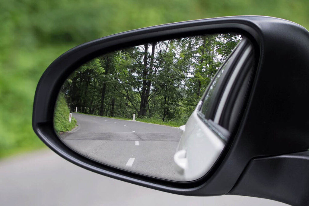 نحوه صحیح تنظیم آینه بغل خودرو که نمی‌دانستید
