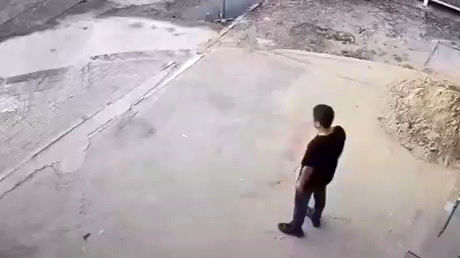لحظه هولناک نشست زمین سقوط کامیون حامل بار!