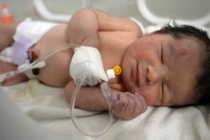  تولد یک نوزاد زیر آوار پس از کشته شدن مادرش