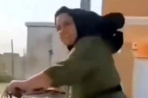 دوچرخه‌سواری خانم ایرانی در مسیر کربلا