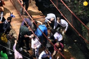 تصاویر هولناک از فروریختن پل معلق حین افتتاح!