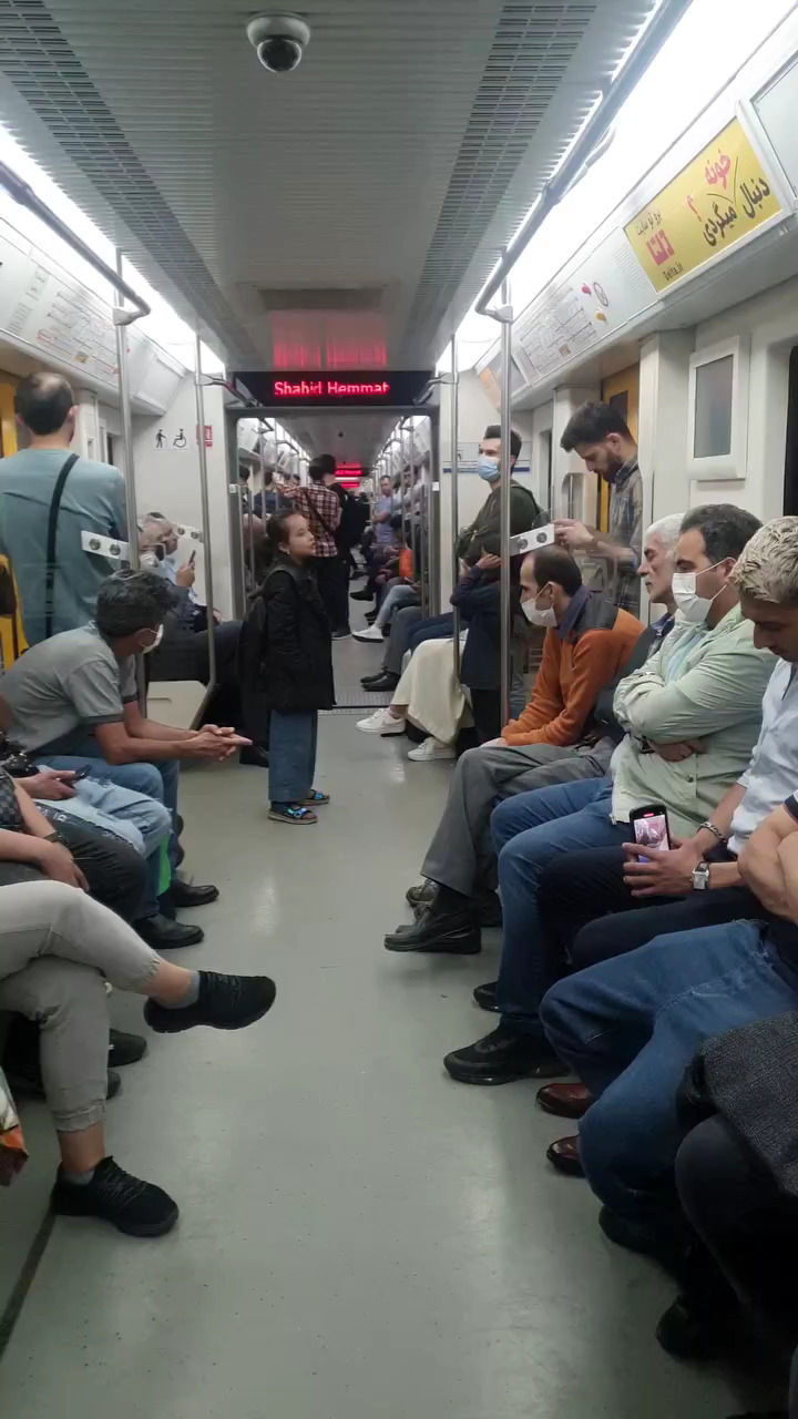 آوازخوانی وایرال شده دو دختر در مترو