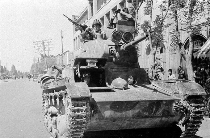 عکسی از تانک ارتش شوروی در خیابان‌های تبریز