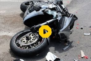 نجات معجزه‌آسای یک موتورسوار از حادثه هولناک
